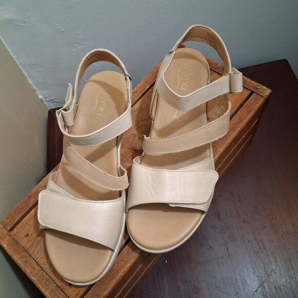 Flexi Sandals, Size 9 - Picture 4 of 5
